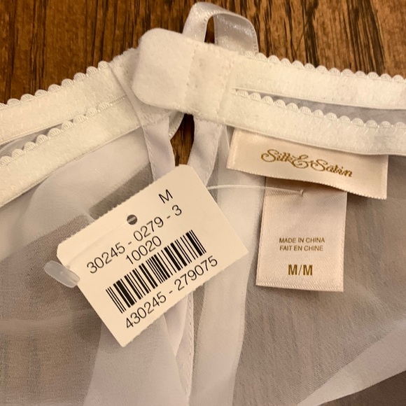 NWT. Two piece silk and satin srt - Picture 4 of 6